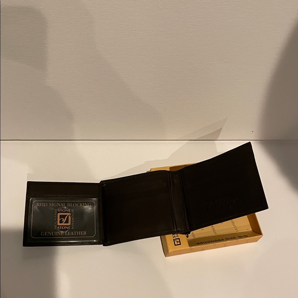 NWT Stone Mountain Brown Leather Wallet - Picture 4 of 6